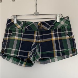 Hollister Plaid Shorts! 💚💛